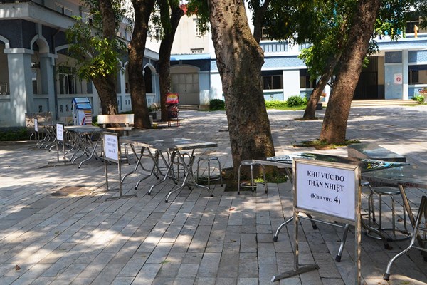 Dọn vệ sinh khử khuẩn, chuẩn bị đón học sinh quay lại trường - Anh 11