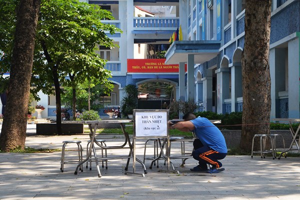 Dọn vệ sinh khử khuẩn, chuẩn bị đón học sinh quay lại trường - Anh 12