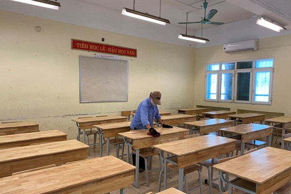 Dọn vệ sinh khử khuẩn, chuẩn bị đón học sinh quay lại trường - Anh 2