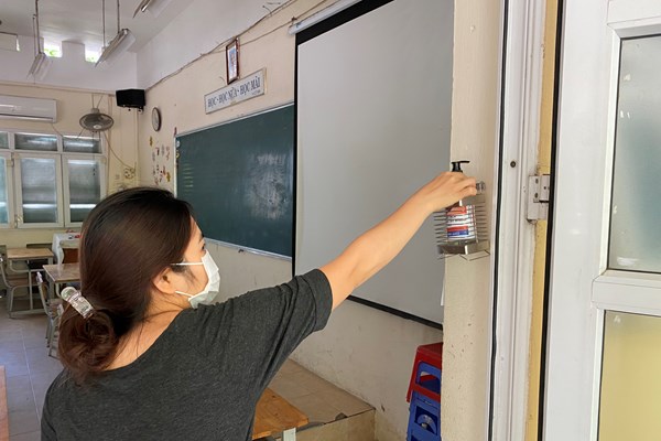 Dọn vệ sinh khử khuẩn, chuẩn bị đón học sinh quay lại trường - Anh 4