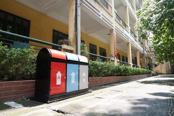 Dọn vệ sinh khử khuẩn, chuẩn bị đón học sinh quay lại trường - Anh 5