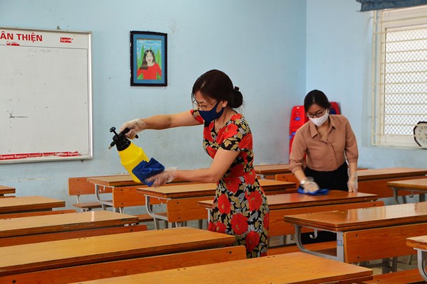 Dọn vệ sinh khử khuẩn, chuẩn bị đón học sinh quay lại trường - Anh 7