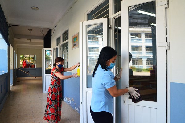 Dọn vệ sinh khử khuẩn, chuẩn bị đón học sinh quay lại trường - Anh 8