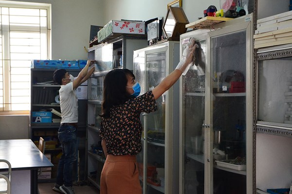 Dọn vệ sinh khử khuẩn, chuẩn bị đón học sinh quay lại trường - Anh 9