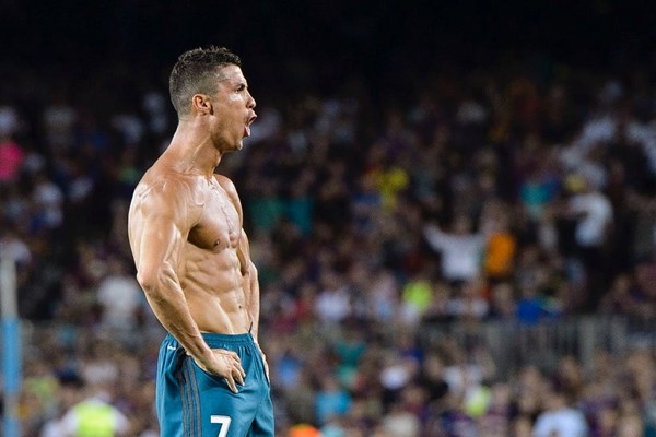 Chưa vượt được Pele, Ronaldo sẽ không dừng lại - Anh 2