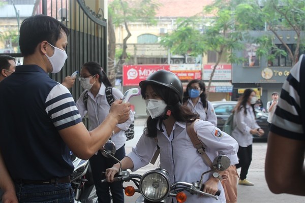 Hà Nội: Học sinh hồ hởi trở lại trường - Anh 8