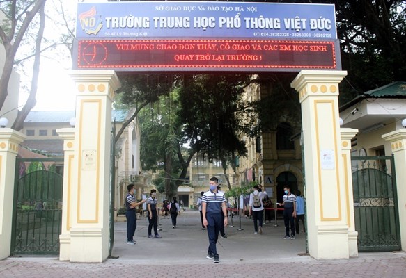 Hà Nội: Học sinh hồ hởi trở lại trường - Anh 9