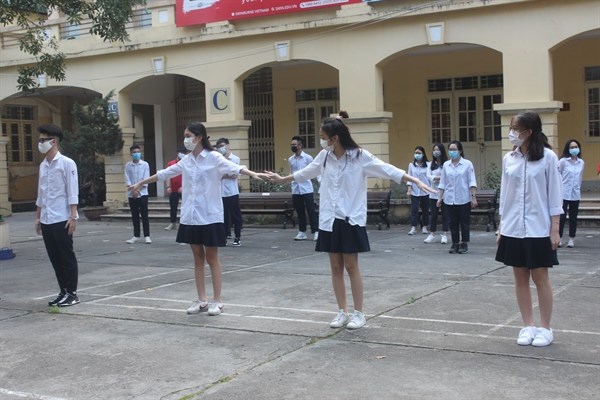 Hà Nội: Học sinh hồ hởi trở lại trường - Anh 10