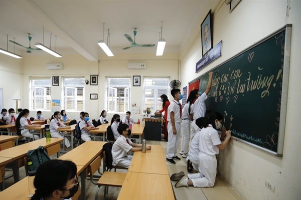 Hà Nội: Học sinh hồ hởi trở lại trường - Anh 14