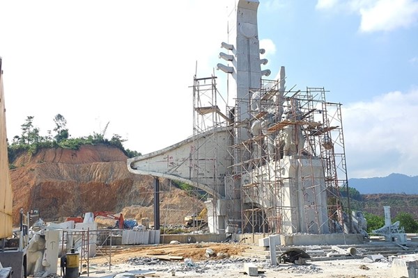 Huyện nghèo xây tượng đài 14 tỉ đồng - Anh 1