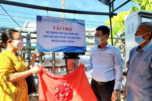 PV GAS trao tặng 2 hệ thống lọc nước cho nhân dân Bến Tre - Anh 1