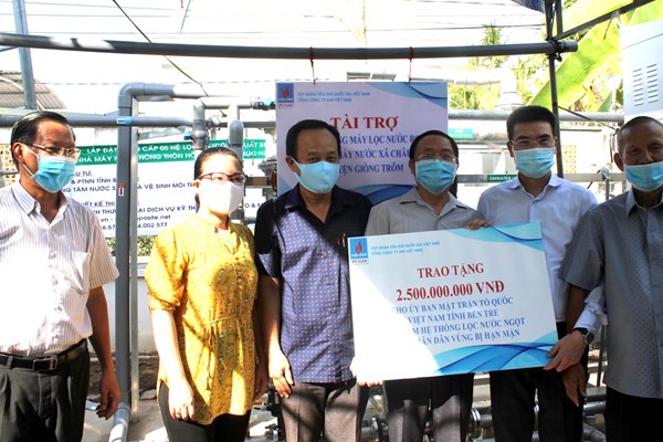 PV GAS trao tặng 2 hệ thống lọc nước cho nhân dân Bến Tre - Anh 2