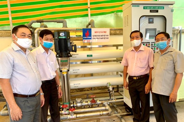 PV GAS trao tặng 2 hệ thống lọc nước cho nhân dân Bến Tre - Anh 4