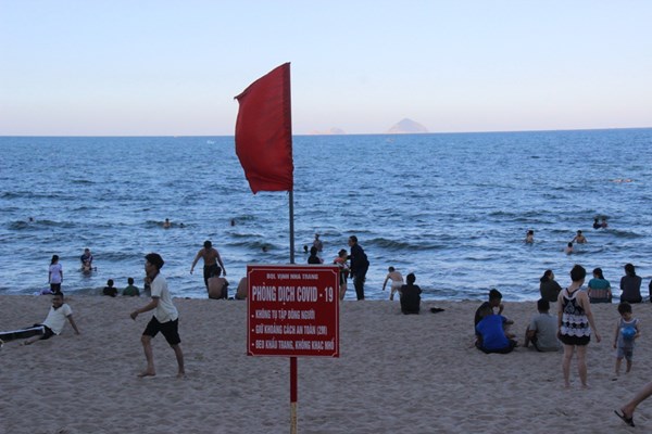 Người dân, du khách háo hức ngày “mở biển” - Anh 1
