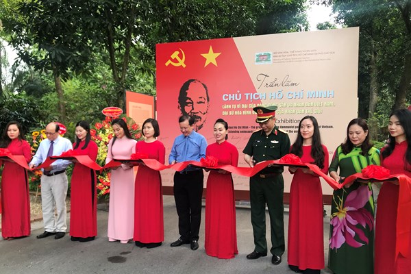 Triển lãm những hình ảnh tư liệu quý về Bác Hồ tại Khu Di tích Phủ Chủ tịch - Anh 1