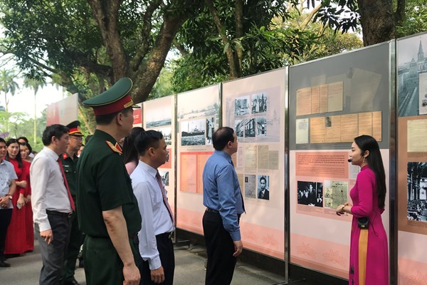 Triển lãm những hình ảnh tư liệu quý về Bác Hồ tại Khu Di tích Phủ Chủ tịch - Anh 2
