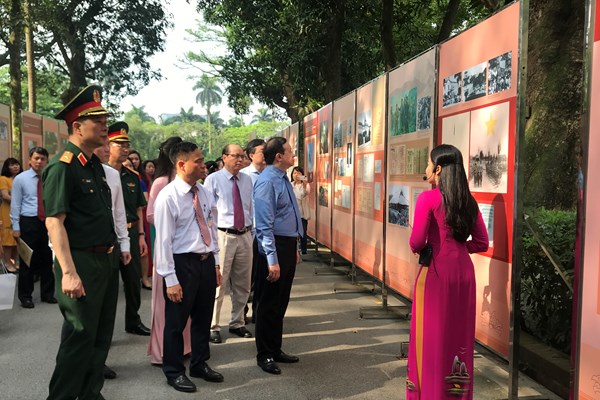Triển lãm những hình ảnh tư liệu quý về Bác Hồ tại Khu Di tích Phủ Chủ tịch - Anh 4
