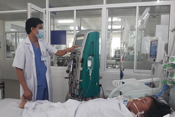 Cấp cứu gia đình 3 người bị ngộ độc nấm nặng - Anh 1