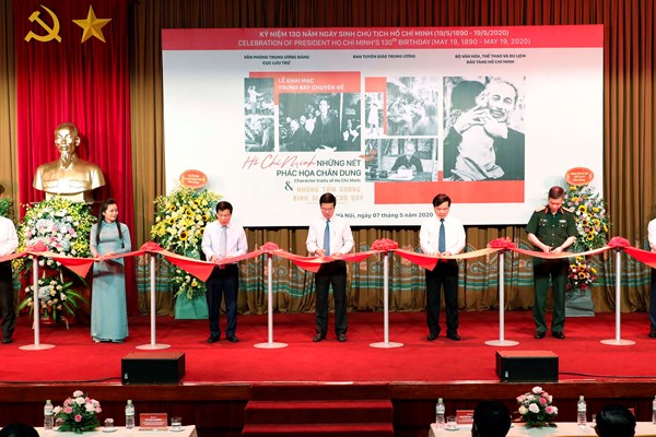 Những hiện vật đặc biệt ở triển lãm “Hồ Chí Minh- Những nét phác họa chân dung” - Anh 1