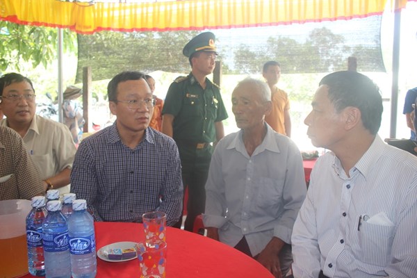 Phó Chủ tịch Ủy ban ATGT quốc gia kiểm tra hiện trường vụ lật thuyền, 5 người mất tích trên sông Thu Bồn - Anh 2