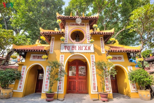 Các chùa hoạt động trở lại, tiếp tục coi trọng các biện pháp phòng, chống dịch Covid-19 - Anh 1