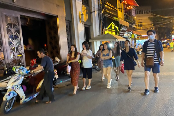 Hà Nội: Phố Tạ Hiện đông dần trở lại - Anh 11