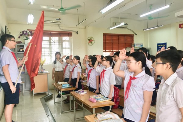 Ha Noi: Hoc sinh tieu hoc va mam non ron rang toi truong sau ky nghi dai - Anh 15
