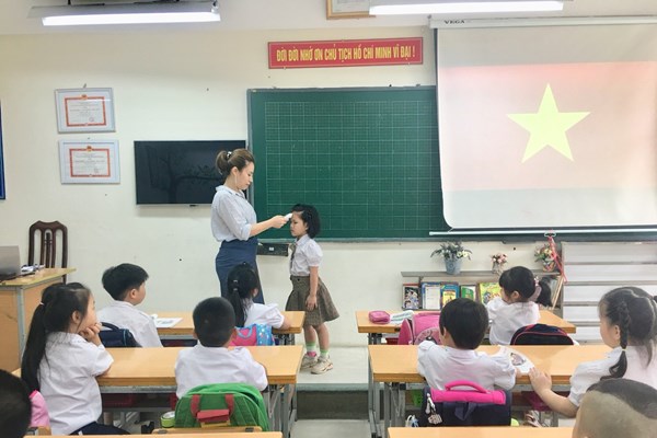 Ha Noi: Hoc sinh tieu hoc va mam non ron rang toi truong sau ky nghi dai - Anh 16