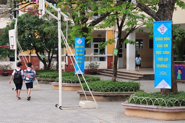 Ha Noi: Hoc sinh tieu hoc va mam non ron rang toi truong sau ky nghi dai - Anh 17