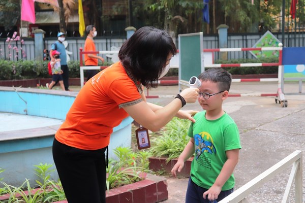 Ha Noi: Hoc sinh tieu hoc va mam non ron rang toi truong sau ky nghi dai - Anh 18