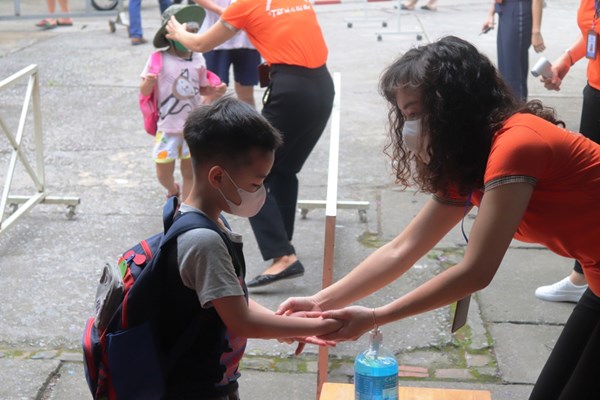 Ha Noi: Hoc sinh tieu hoc va mam non ron rang toi truong sau ky nghi dai - Anh 19