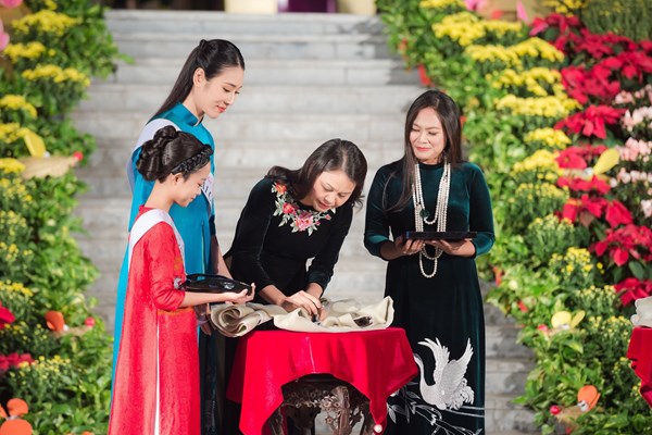 Nghệ nhân áo dài Lan Hương: Áo dài cách tân không phải trang phục truyền thống - Anh 1