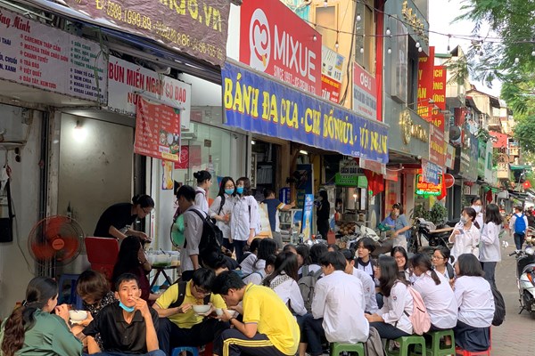 Hà Nội: Trở lại trường sau thời gian nghỉ dịch, nhiều học sinh không đeo khẩu trang và không đội mũ bảo hiểm - Anh 11
