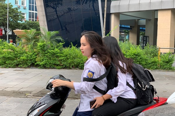Hà Nội: Trở lại trường sau thời gian nghỉ dịch, nhiều học sinh không đeo khẩu trang và không đội mũ bảo hiểm - Anh 2