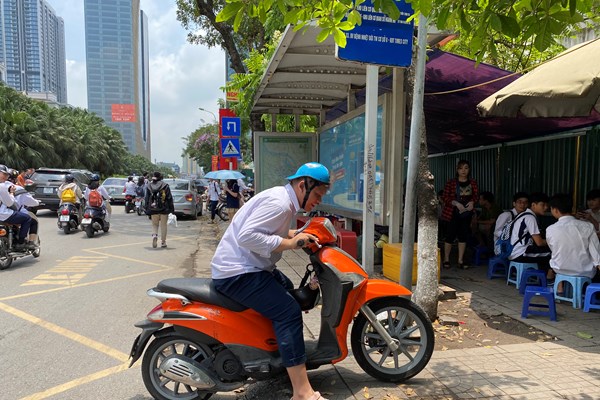 Hà Nội: Trở lại trường sau thời gian nghỉ dịch, nhiều học sinh không đeo khẩu trang và không đội mũ bảo hiểm - Anh 4