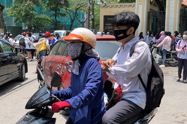 Hà Nội: Trở lại trường sau thời gian nghỉ dịch, nhiều học sinh không đeo khẩu trang và không đội mũ bảo hiểm - Anh 5