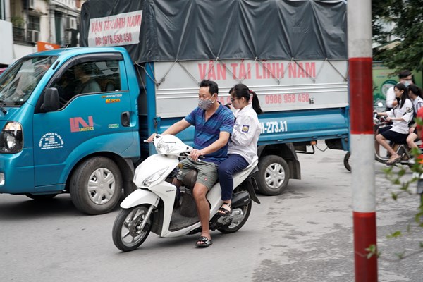 Hà Nội: Trở lại trường sau thời gian nghỉ dịch, nhiều học sinh không đeo khẩu trang và không đội mũ bảo hiểm - Anh 6