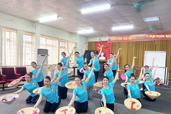 Chương trình nghệ thuật đặc biệt “Dâng Người tiếng hát mùa Xuân”: Luôn vẹn cảm xúc mỗi khi hát về Người - Anh 2