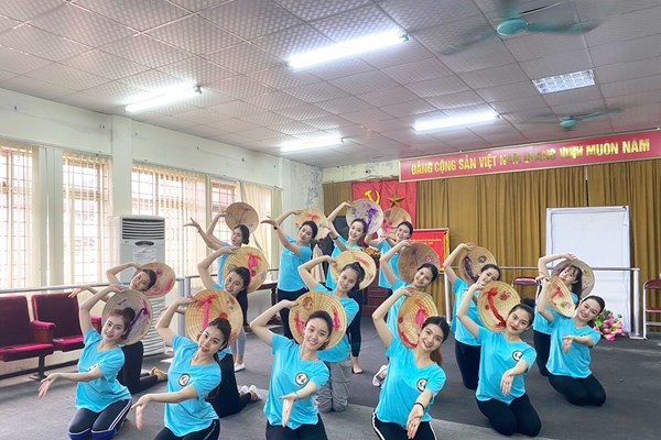Chương trình nghệ thuật đặc biệt “Dâng Người tiếng hát mùa Xuân”: Luôn vẹn cảm xúc mỗi khi hát về Người - Anh 3