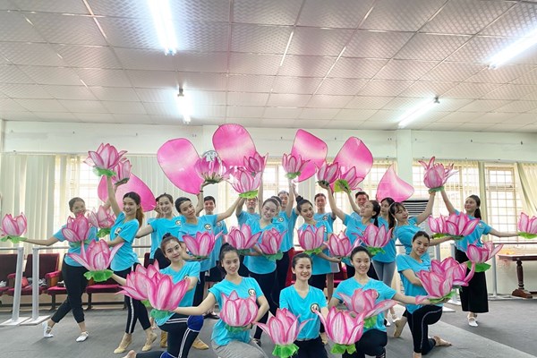 Chương trình nghệ thuật đặc biệt “Dâng Người tiếng hát mùa Xuân”: Luôn vẹn cảm xúc mỗi khi hát về Người - Anh 4
