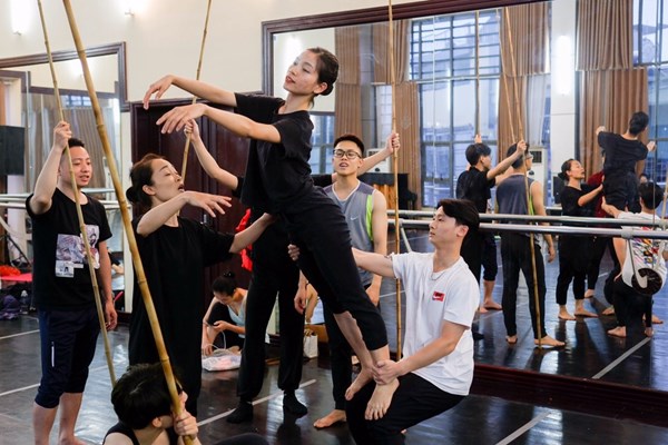 Chương trình nghệ thuật đặc biệt “Dâng Người tiếng hát mùa Xuân”: Luôn vẹn cảm xúc mỗi khi hát về Người - Anh 8
