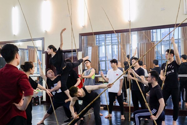Chương trình nghệ thuật đặc biệt “Dâng Người tiếng hát mùa Xuân”: Luôn vẹn cảm xúc mỗi khi hát về Người - Anh 9