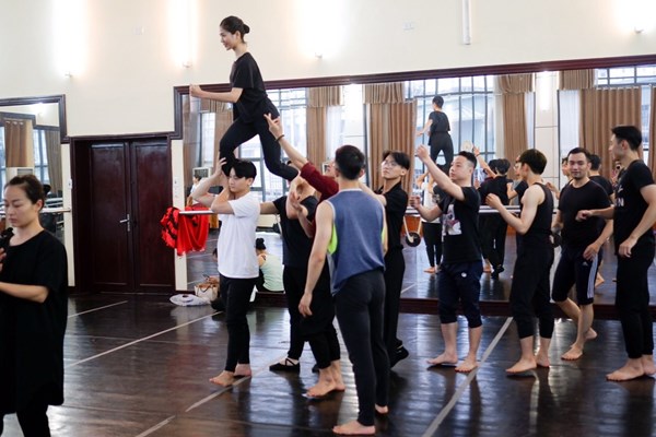 Chương trình nghệ thuật đặc biệt “Dâng Người tiếng hát mùa Xuân”: Luôn vẹn cảm xúc mỗi khi hát về Người - Anh 13