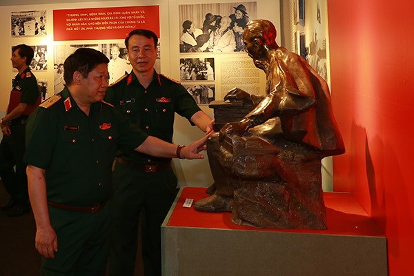 Triển lãm “Luôn có Bác trong tim” - Anh 1