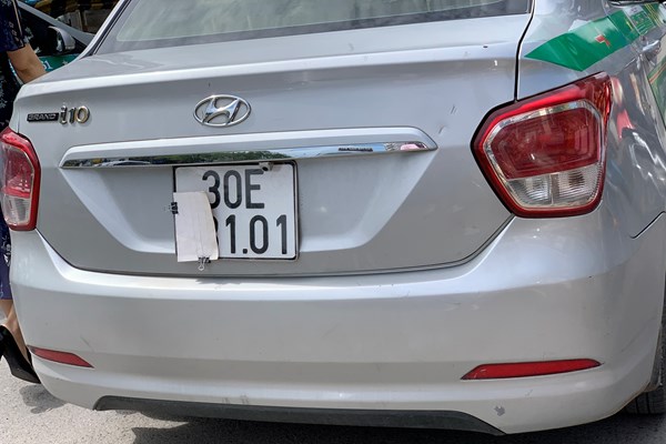 Dùng chiêu trò “biến hoá” biển số, taxi công khai đón khách sai quy định ở Hà Nội - Anh 11