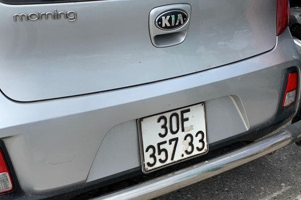 Dùng chiêu trò “biến hoá” biển số, taxi công khai đón khách sai quy định ở Hà Nội - Anh 2