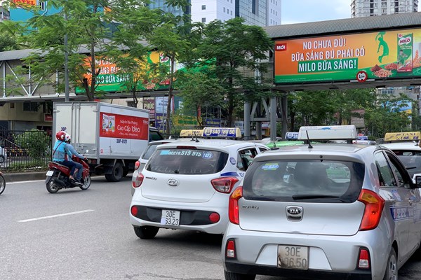 Dùng chiêu trò “biến hoá” biển số, taxi công khai đón khách sai quy định ở Hà Nội - Anh 9