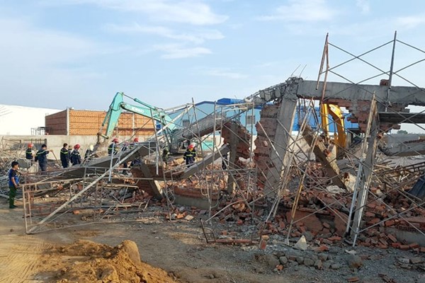 Thủ tướng yêu cầu khẩn trương điều tra vụ sập tường khiến 10 người tử vong - Anh 1