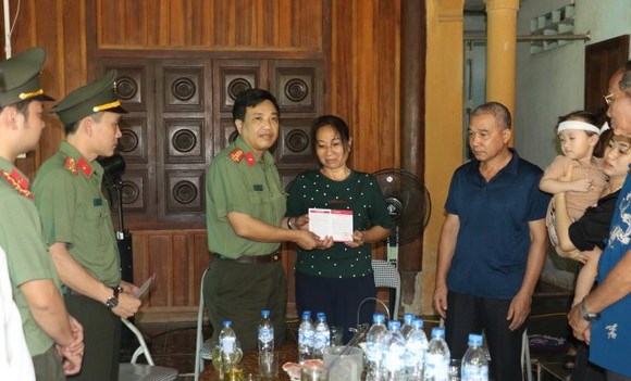 Tặng sổ tiết kiệm trị giá 1 tỉ đồng cho gia đình đại úy công an hy sinh khi bắt tội phạm ma túy - Anh 1