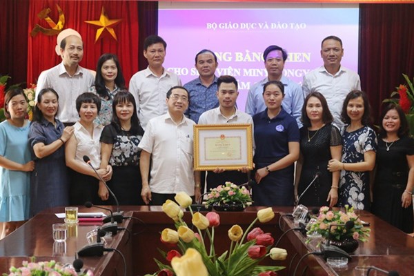 Tuyên dương lưu học sinh Lào đã cứu người tự tử - Anh 1